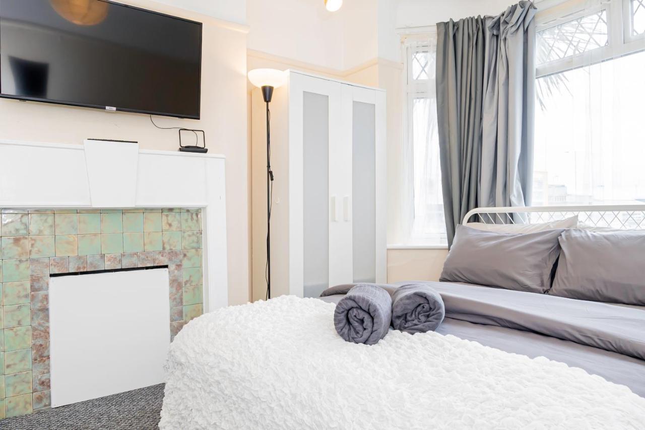 Guest house Shirley House: Centre Self-catering With Smart Access *
