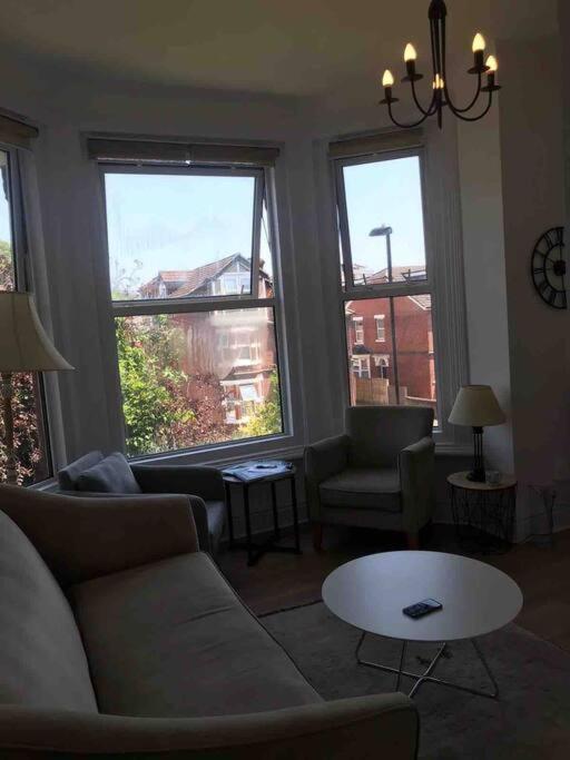 Double Bedroom Close To Common Park & Centre *
