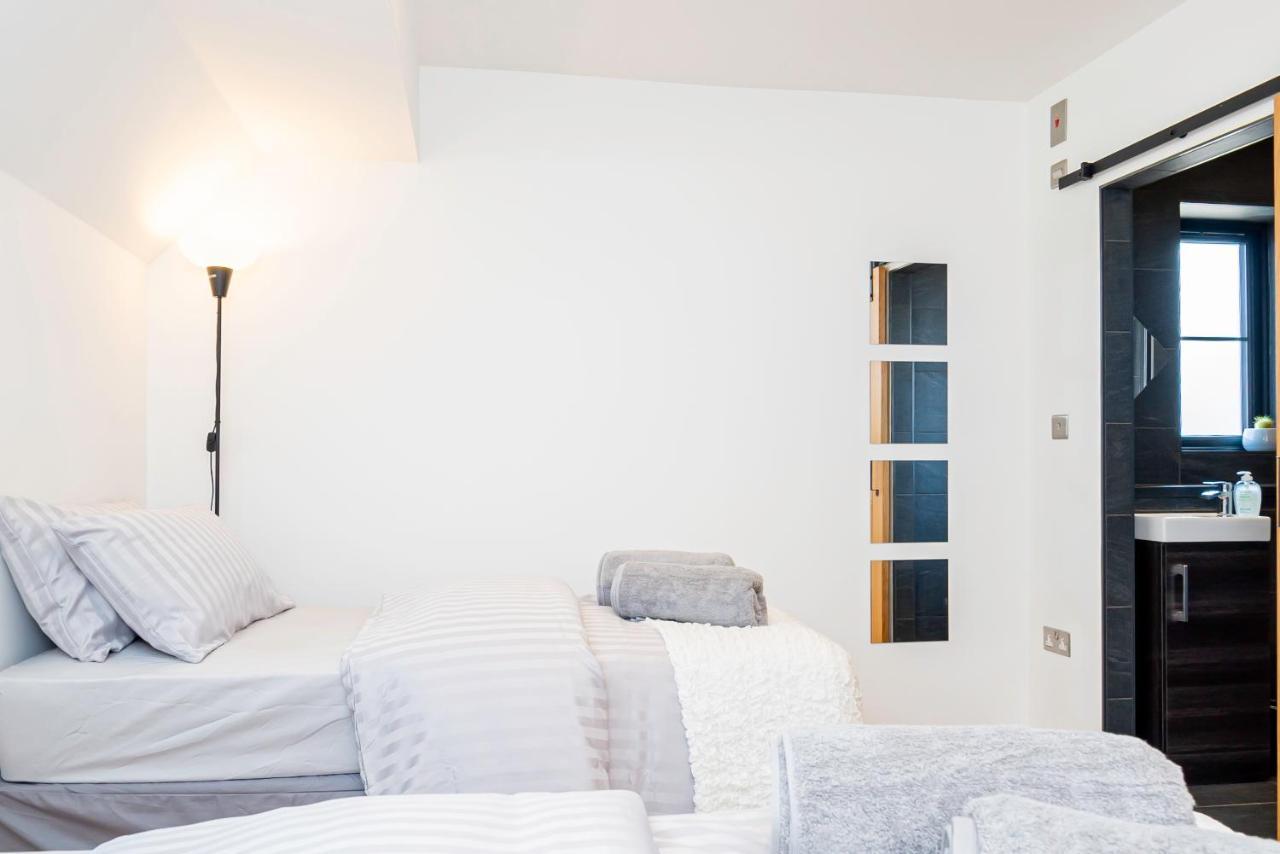 Shirley Apartments, 2 Bedroom, Sleeps Up To 6, New Build, 6 Min Drive To Cruise Ship Terminals And Centre *