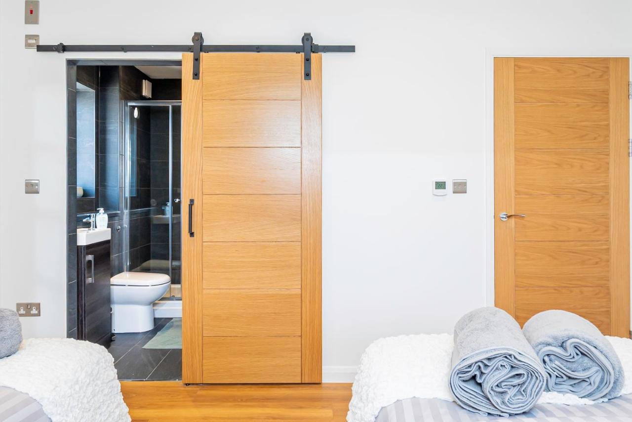Apartment Shirley Apartments, 2 Bedroom, Sleeps Up To 6, New Build, 6 Min Drive To Cruise Ship Terminals And Centre *