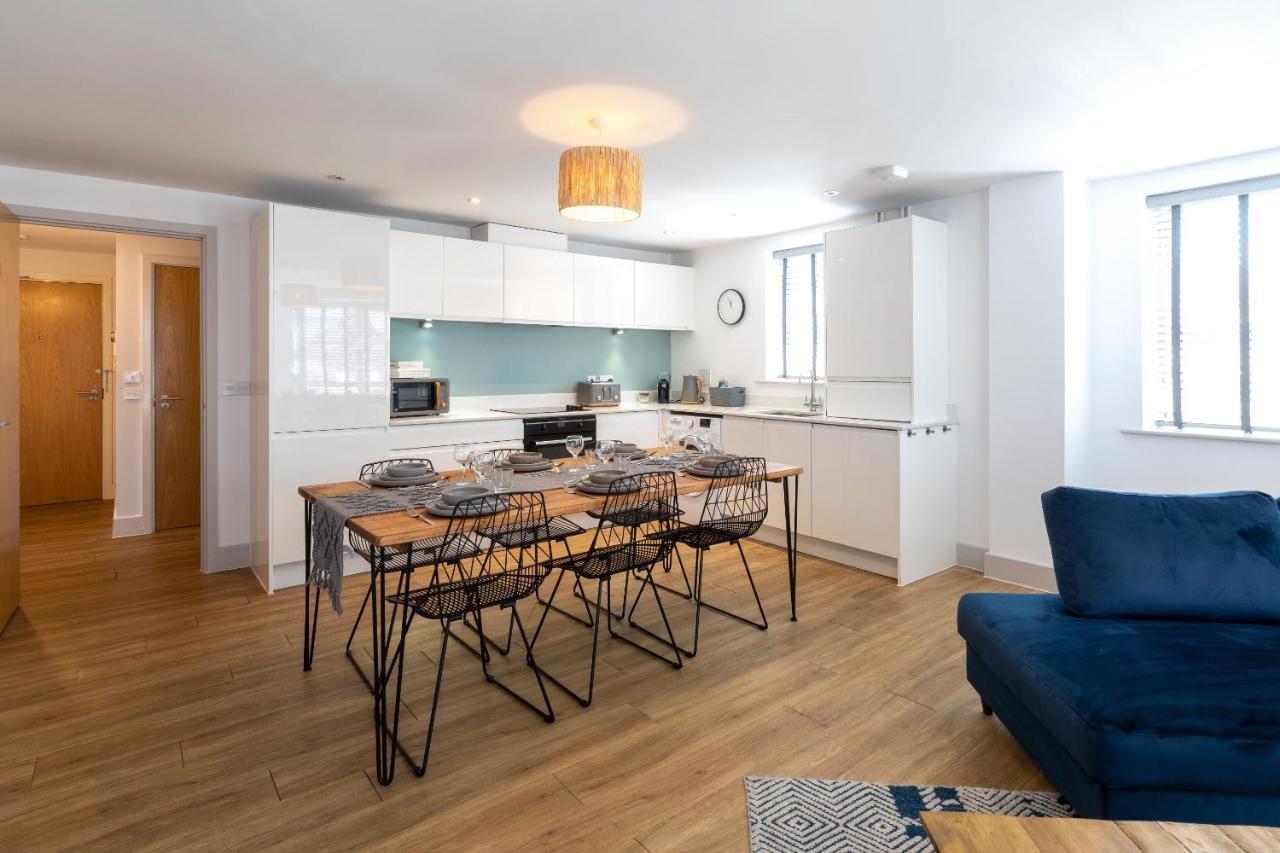 X-large Two Bedroom & Two Bathroom With Free Evening Parking