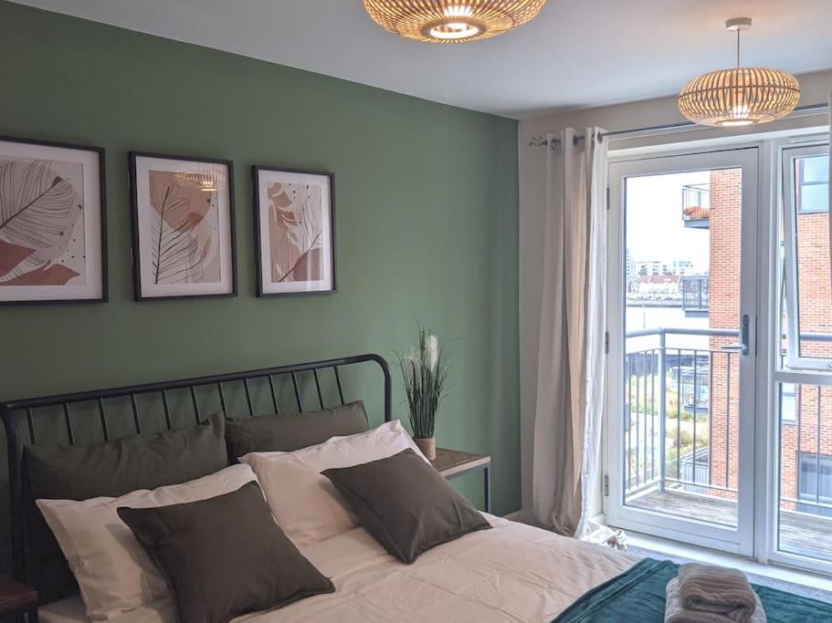 Homely 2 Bed Duplex With A River View * Southampton
