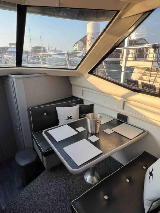 Yacht 