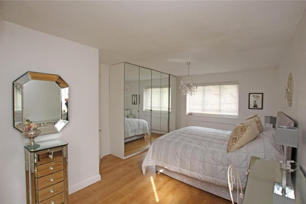Large & Spacious 5 Bedroom, 3.5 Bathroom House *