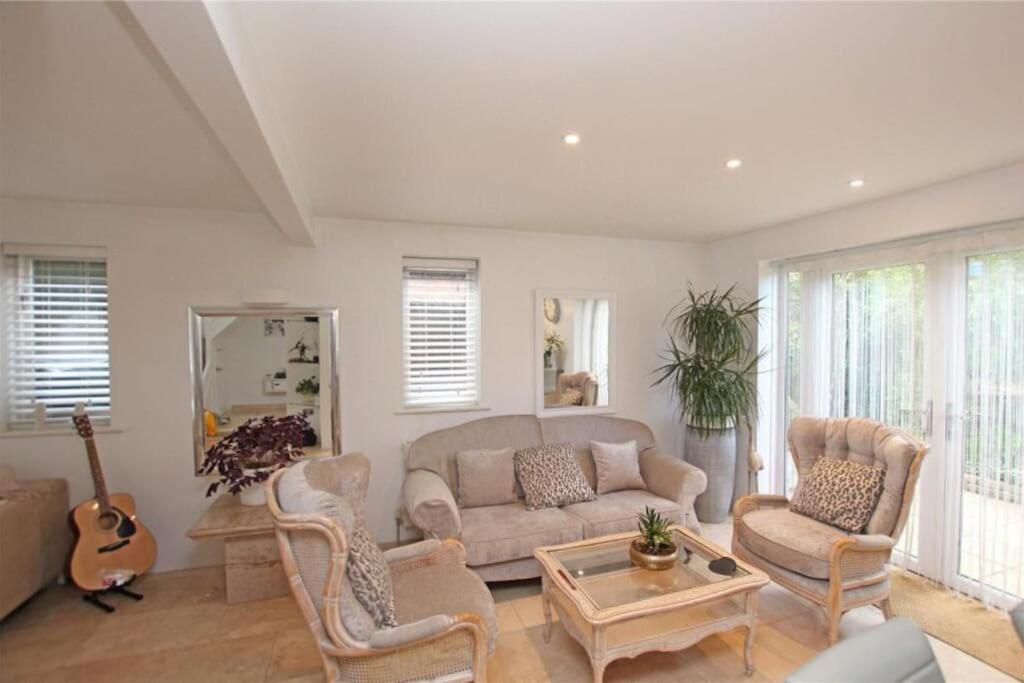 Large & Spacious 5 Bedroom, 3.5 Bathroom House