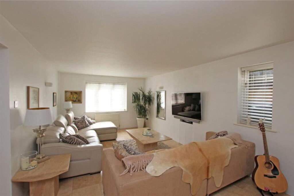 Large & Spacious 5 Bedroom, 3.5 Bathroom House Holiday home *