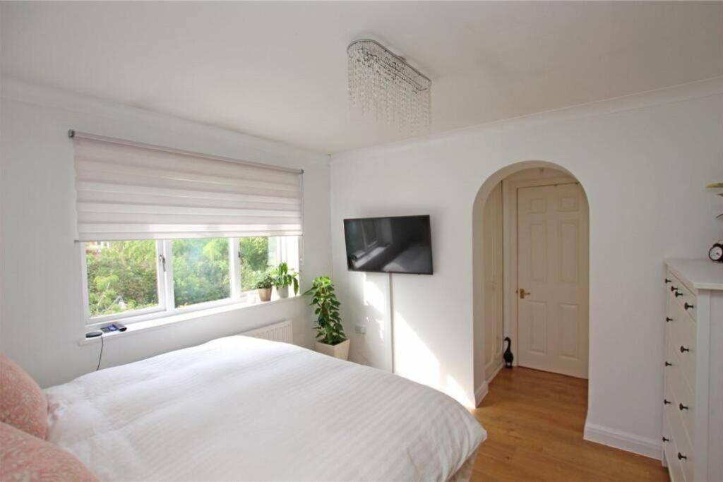 Large & Spacious 5 Bedroom, 3.5 Bathroom House Holiday home