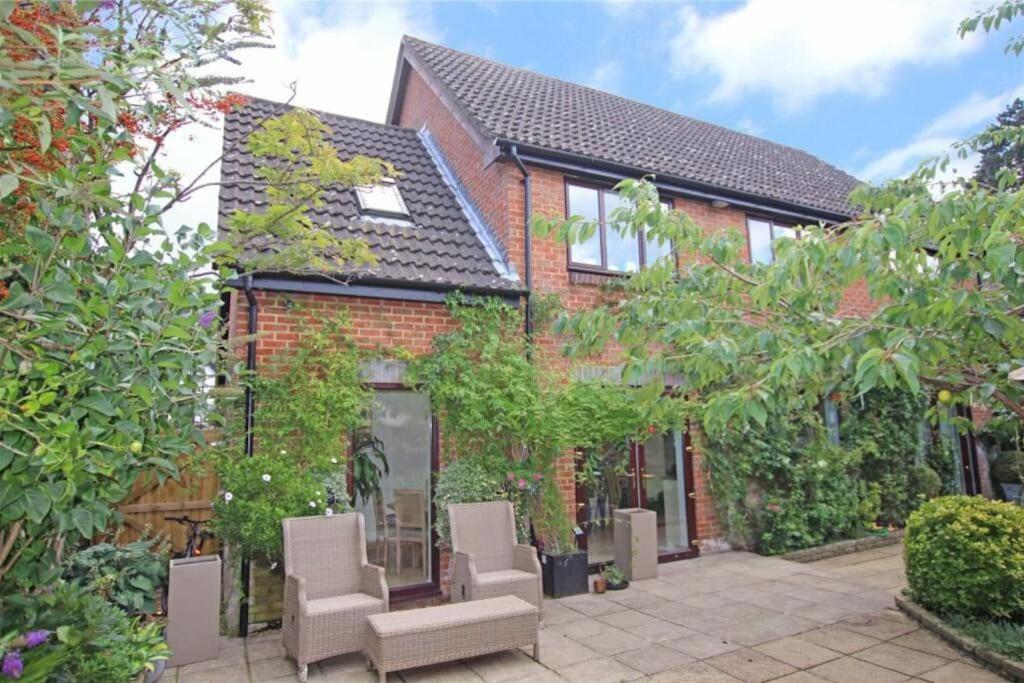 Large & Spacious 5 Bedroom, 3.5 Bathroom House *