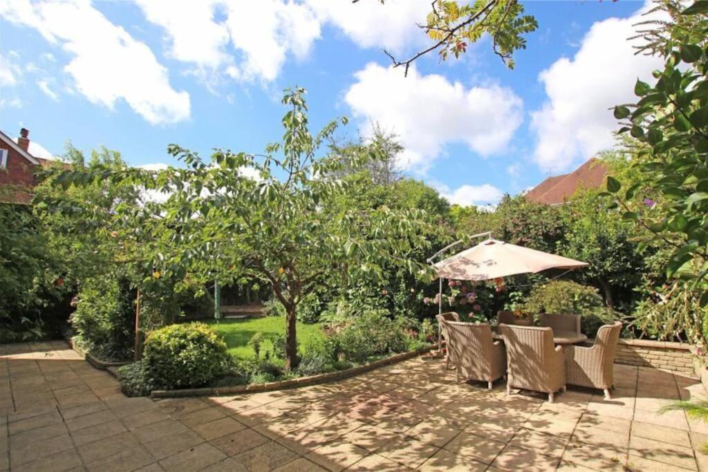 Large & Spacious 5 Bedroom, 3.5 Bathroom House Holiday home *
