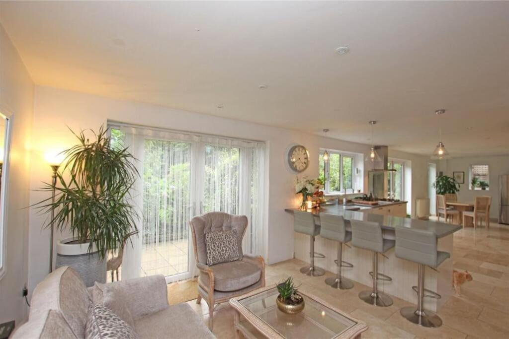 Large & Spacious 5 Bedroom, 3.5 Bathroom House * Southampton