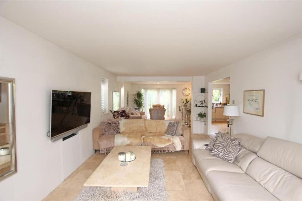 Large & Spacious 5 Bedroom, 3.5 Bathroom House Southampton