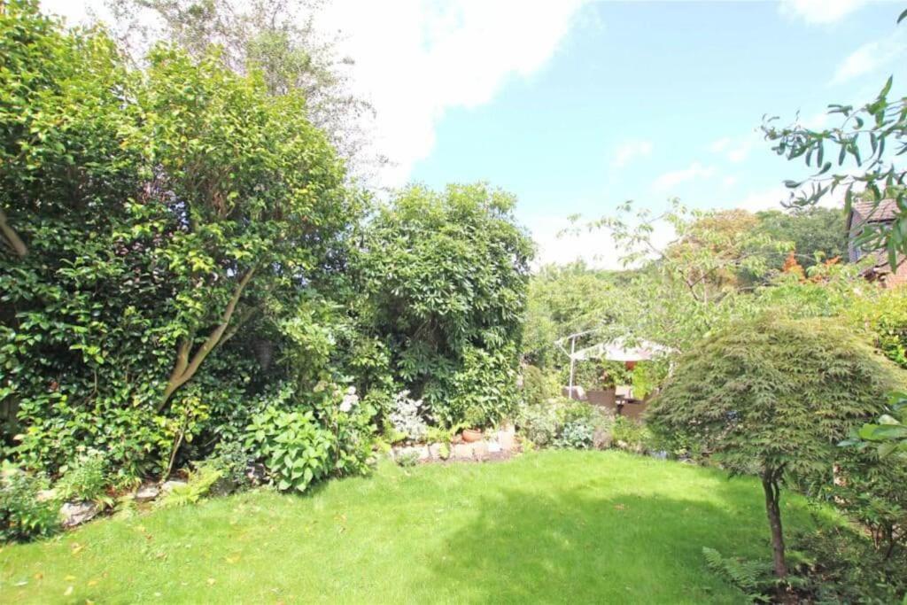 Large & Spacious 5 Bedroom, 3.5 Bathroom House Holiday home
