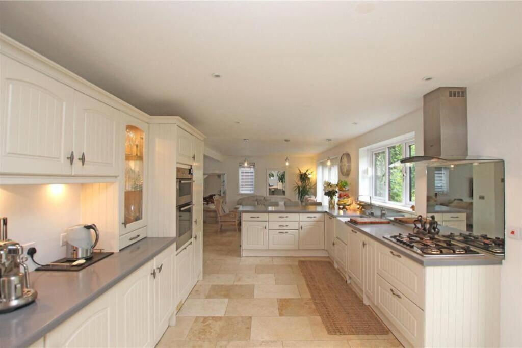 Large & Spacious 5 Bedroom, 3.5 Bathroom House *