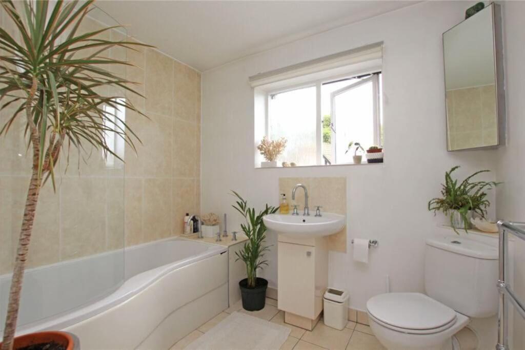 Large & Spacious 5 Bedroom, 3.5 Bathroom House
