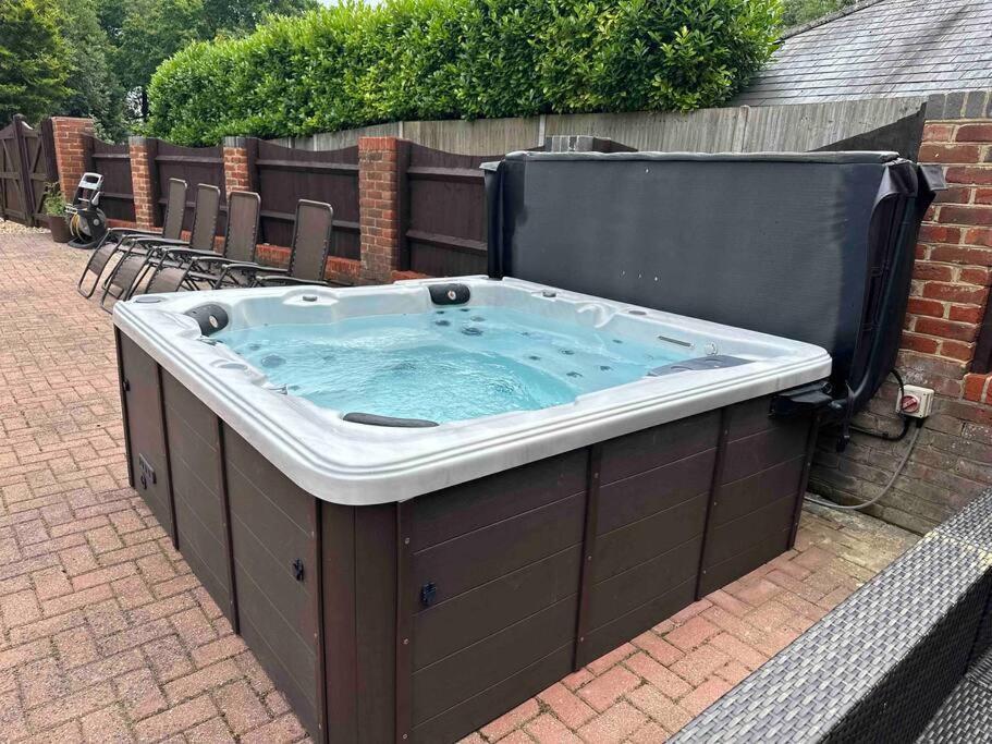 Holiday home Huge 6 Bed House With Entertainment And Hotub *