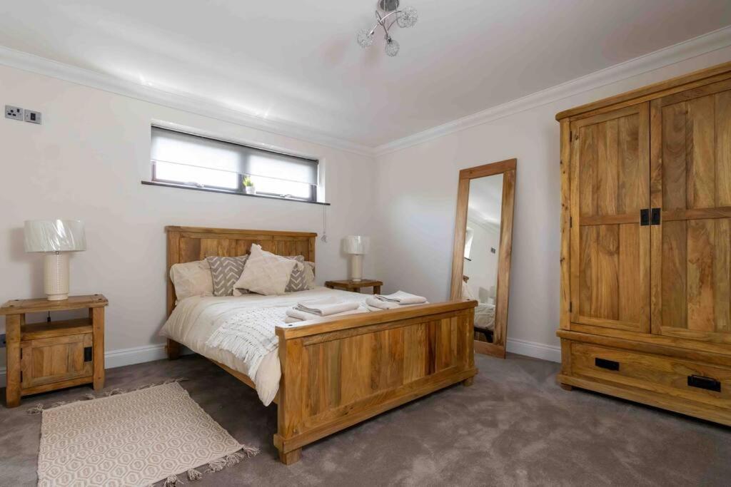 Huge 6 Bed House With Entertainment And Hotub