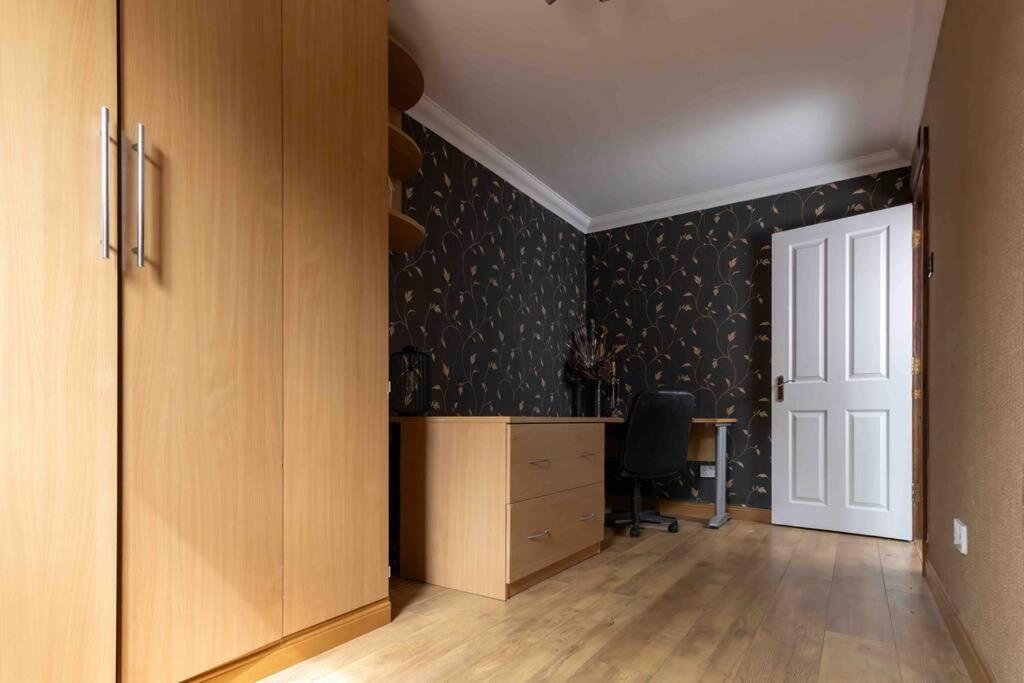 Huge 6 Bed House With Entertainment And Hotub Holiday home *