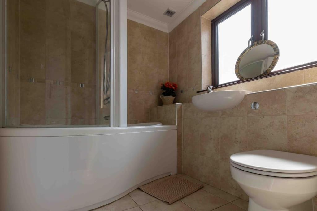 Huge 6 Bed House With Entertainment And Hotub Holiday home Southampton
