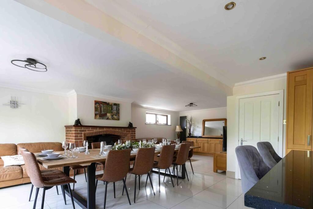 Huge 6 Bed House With Entertainment And Hotub *