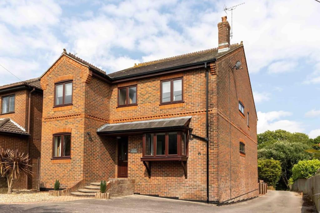 Huge 6 Bed House With Entertainment And Hotub