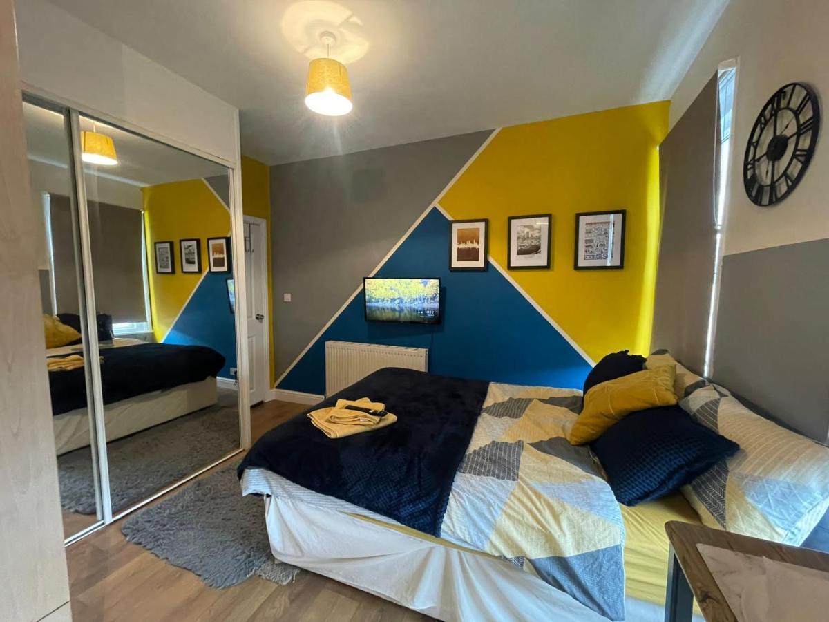 The Oxford Avenue Apartment *