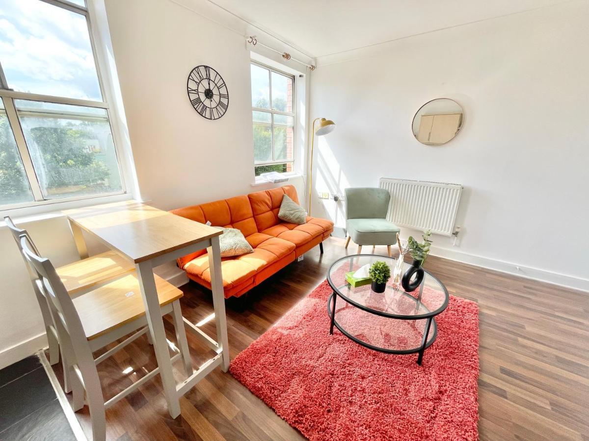Town Centre Flat- Great For Contractors - Sleeps 4 - Free Parking Apartment
