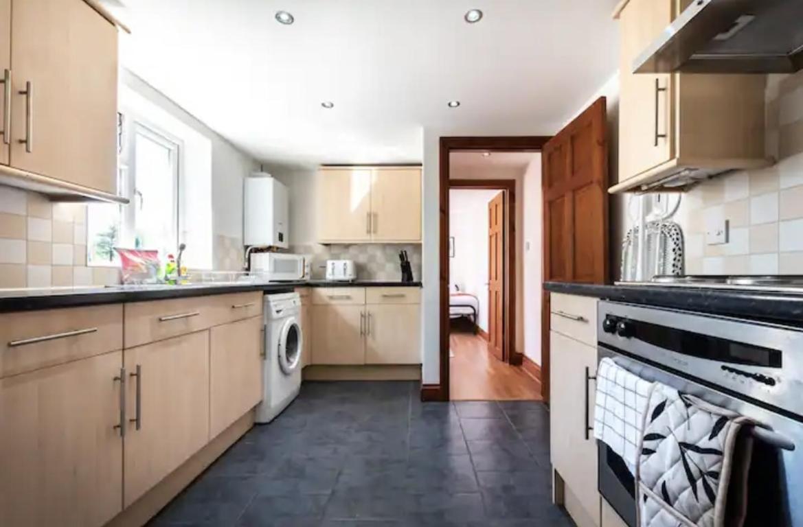 Metropolitan - 2 Bed, Private Parking Apartment, Great Commercial From Stay! Holiday home *