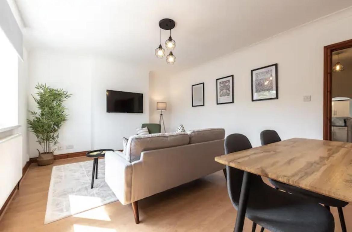 Metropolitan - 2 Bed, Private Parking Apartment, Great Commercial From Stay!