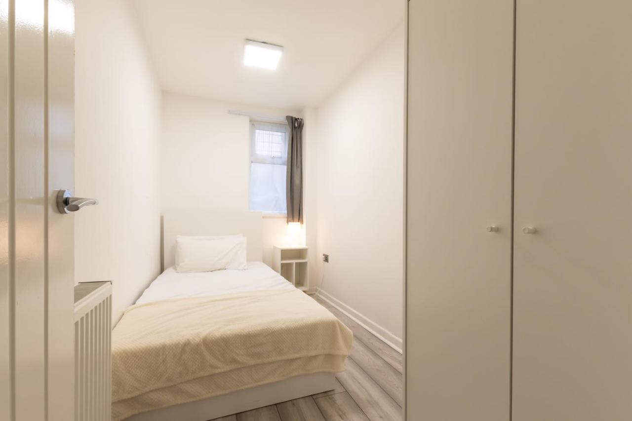 Newly Renovated 2 Bed Ground Floor Flat Apartment *