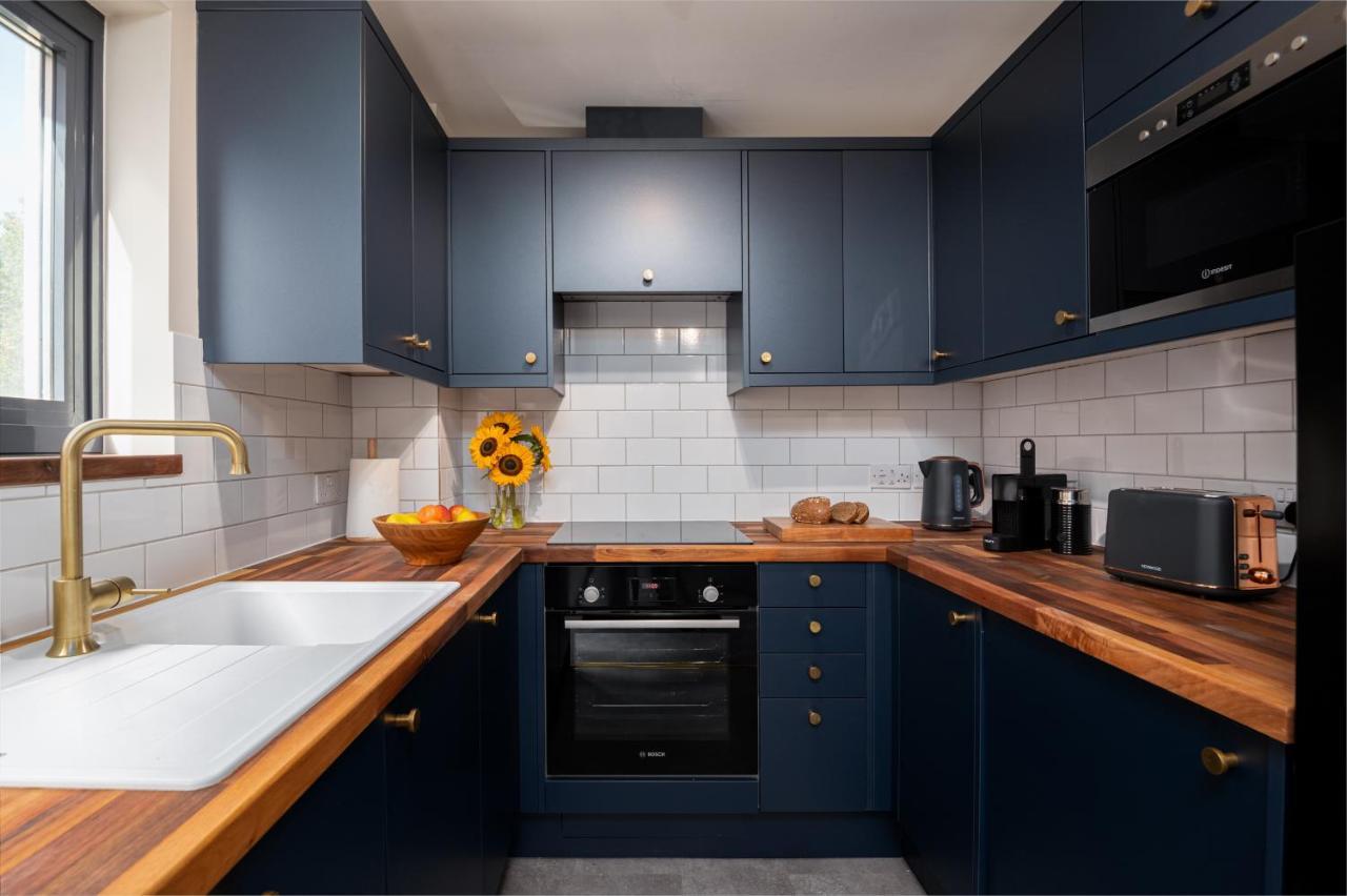 Apartment Stylish 2-bed Centre With Free Parking - At Hem