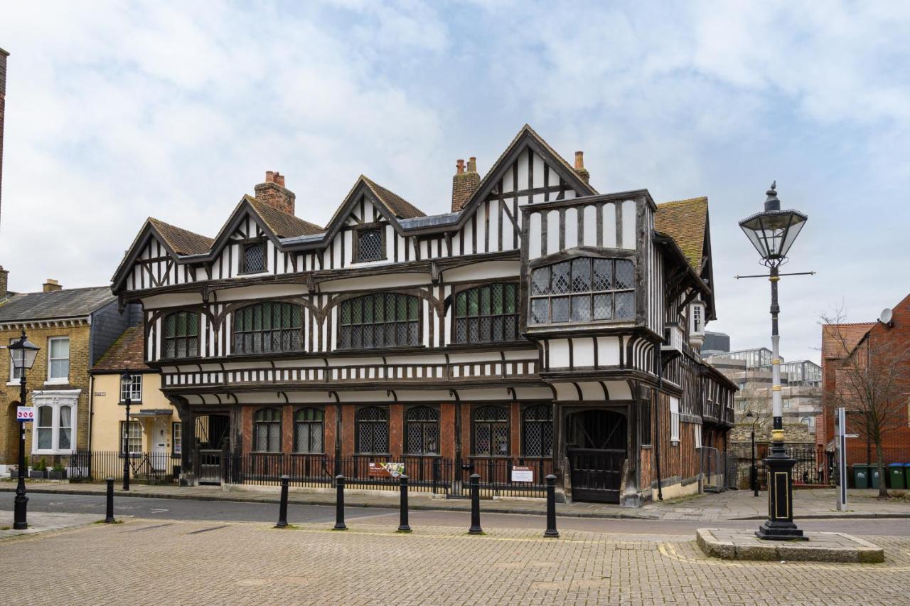 Apartment Stylish 2-bed Centre With Free Parking - At Hem *