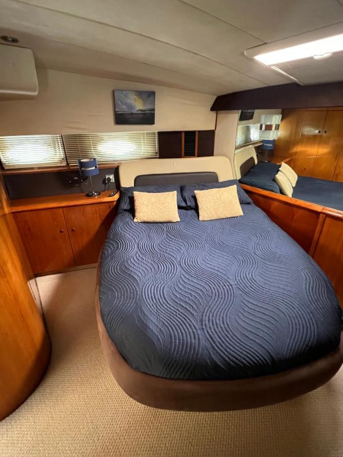 Marina Superyacht: Luxury Harbor * Southampton