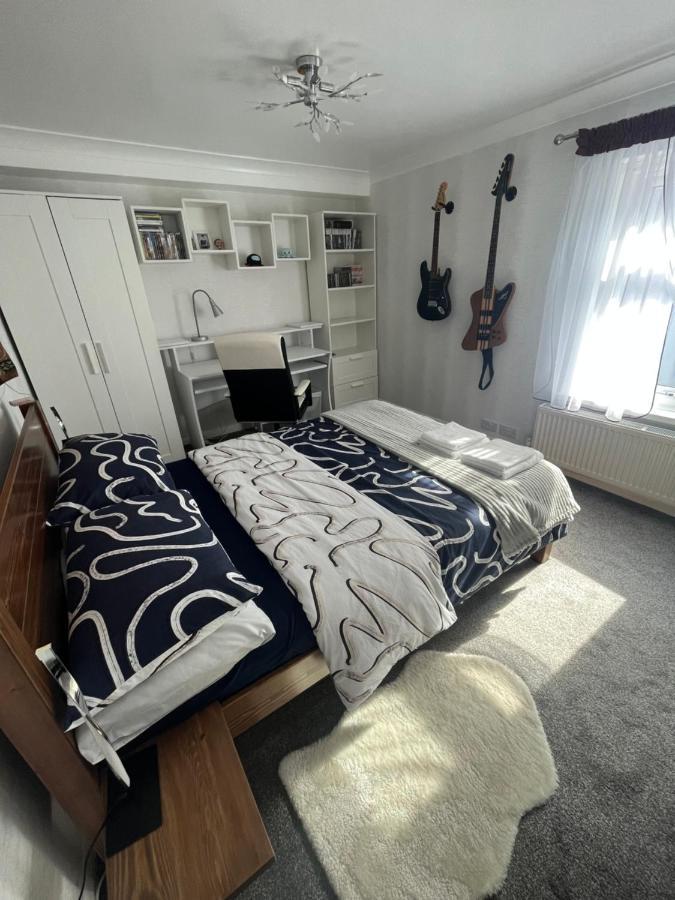 Private Flat In Centre With Parking Southampton