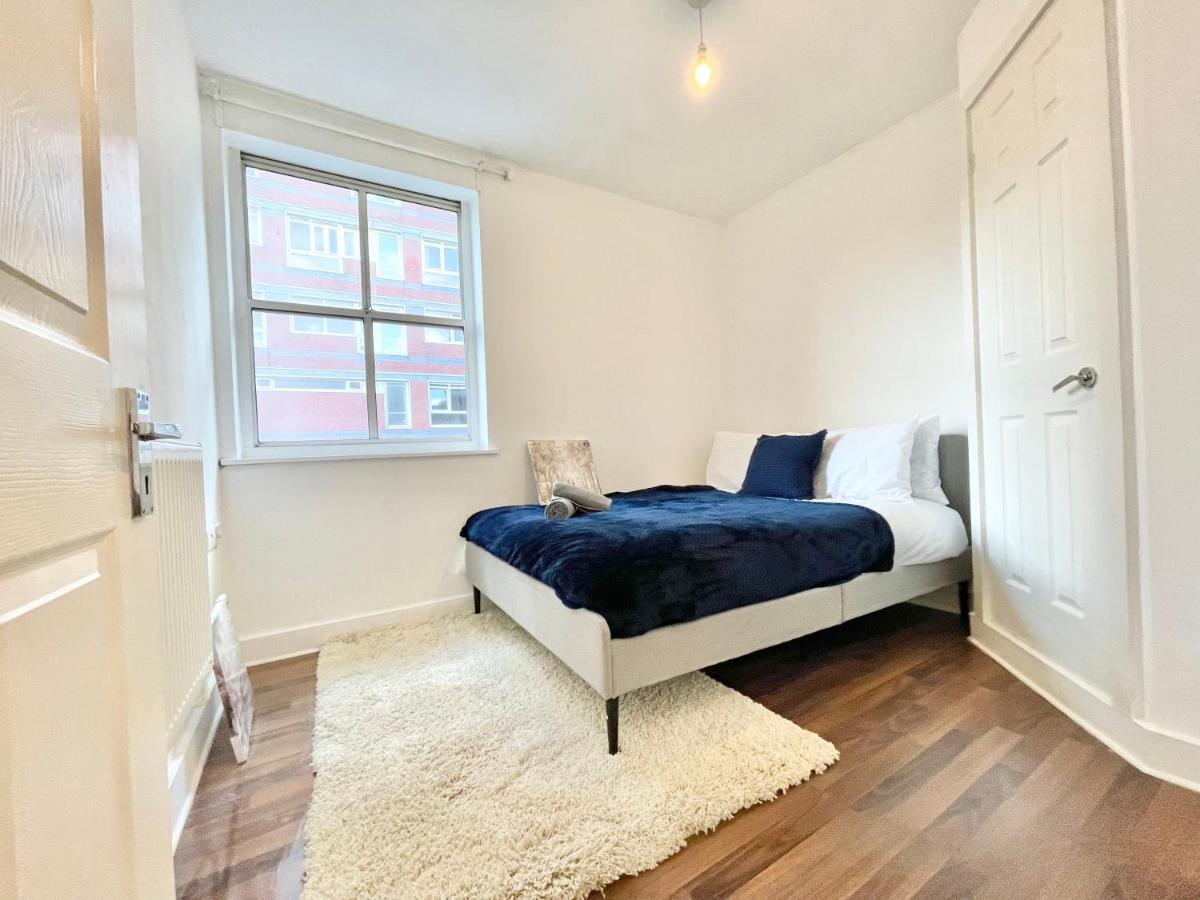 Spacious 3-bed Retreat - Sleeps 7 - Parking - Close To General Hospital - Great For Contractors Apartment