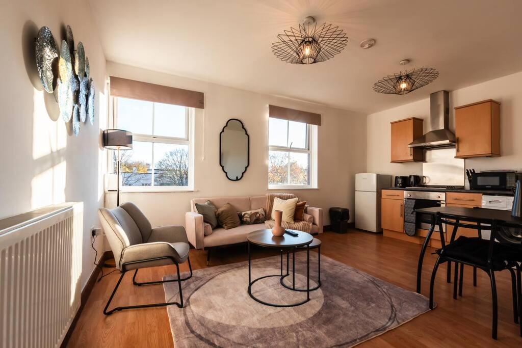 Highland - 2 Bedroom Flat With Parking *