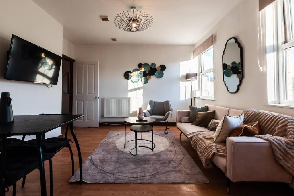 Highland - 2 Bedroom Flat With Parking Apartment *