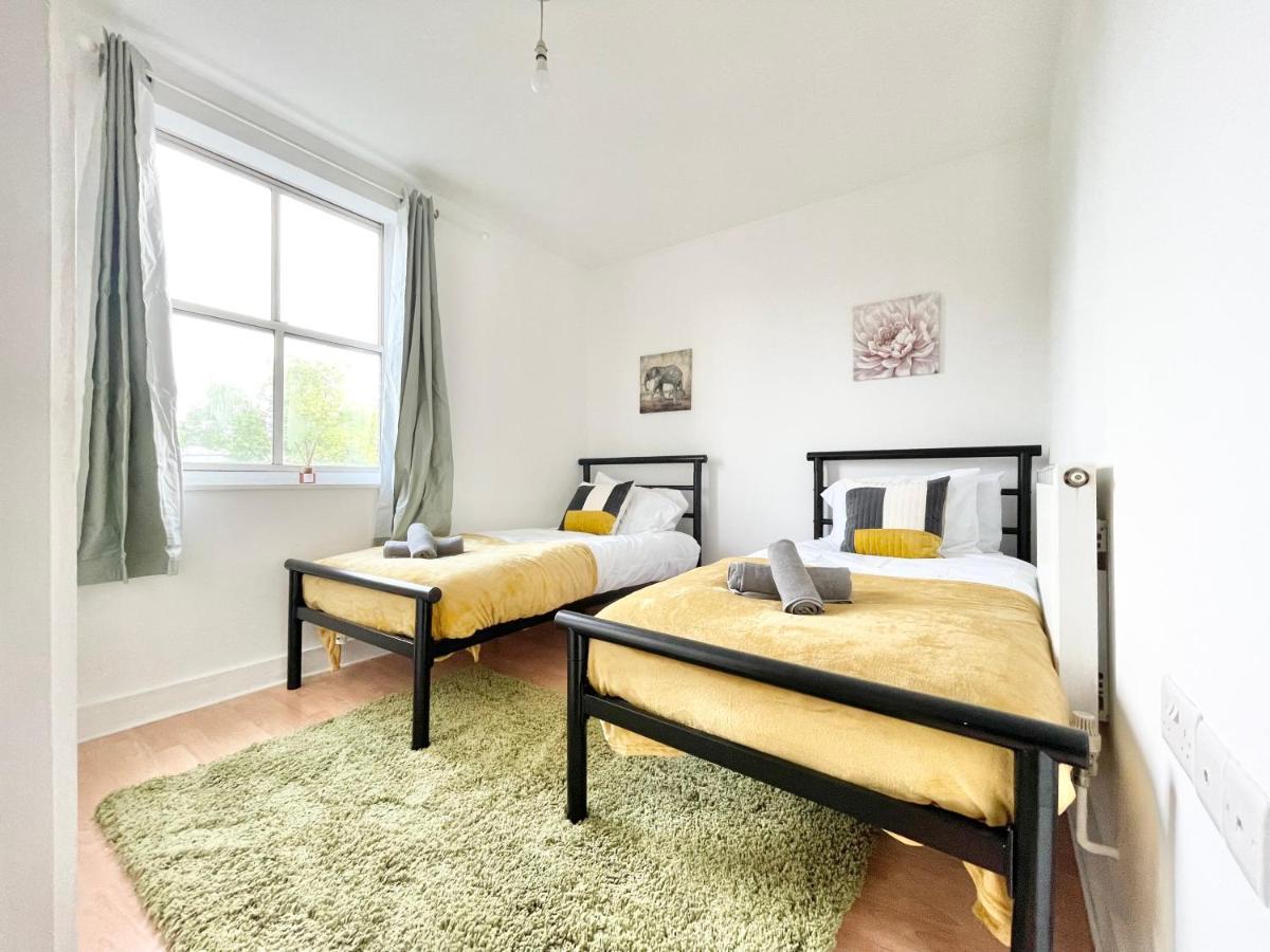 Spacious 3-bed Retreat - Sleeps 7 - Parking - Close To General Hospital - Great For Contractors