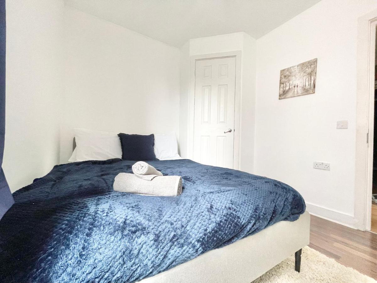 Apartment Spacious 3-bed Retreat - Sleeps 7 - Parking - Close To General Hospital - Great For Contractors *