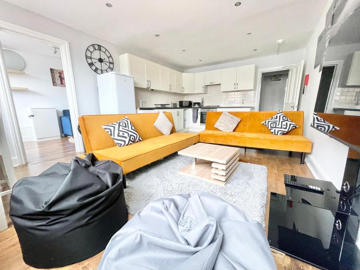 Spacious 3-bed Retreat - Sleeps 7 - Parking - Close To General Hospital - Great For Contractors