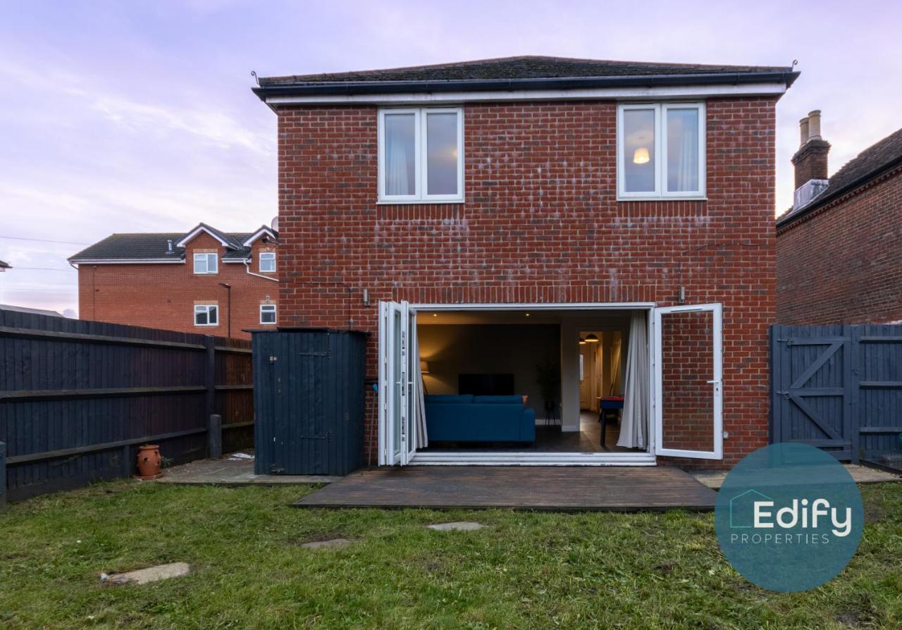 Detached House With Driveway Parking