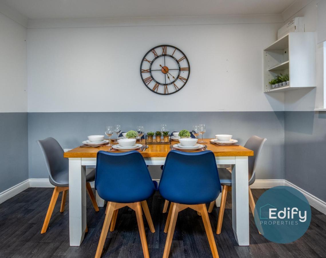 Detached House With Driveway Parking Holiday home Southampton