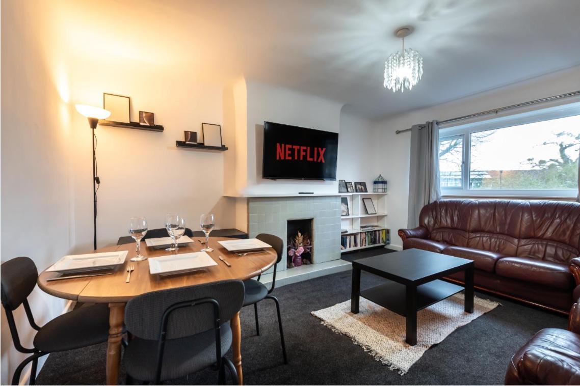 Modern Flat In Southampton, Sleeps 5, Free Off-road Parking, Close To Hospital, Cruise Terminal And Centre, Great For Contractors, Friends & Families *