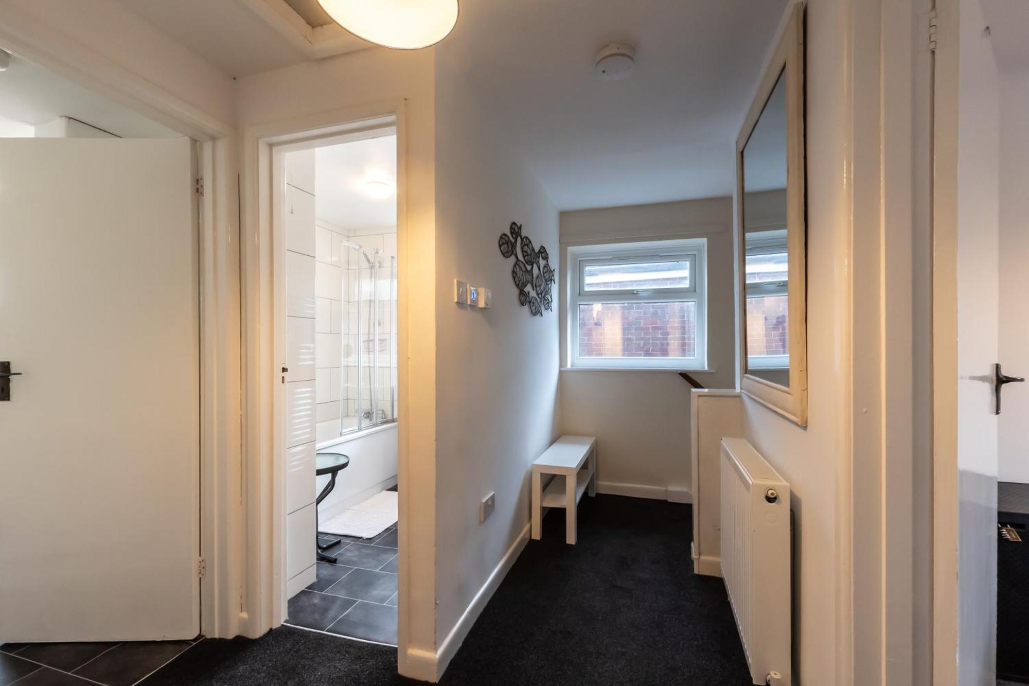Apartment Modern Flat In Southampton, Sleeps 5, Free Off-road Parking, Close To Hospital, Cruise Terminal And Centre, Great For Contractors, Friends & Families *