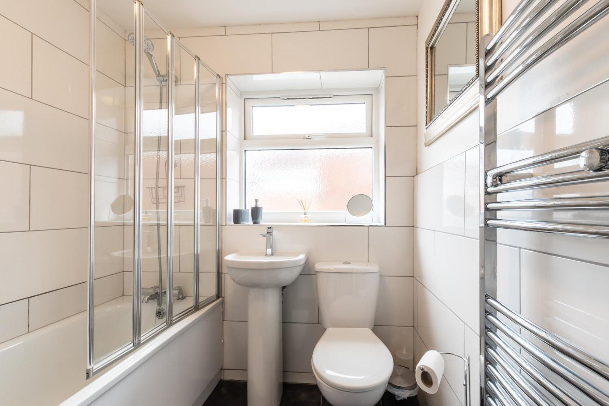 Modern Flat In Southampton, Sleeps 5, Free Off-road Parking, Close To Hospital, Cruise Terminal And Centre, Great For Contractors, Friends & Families *