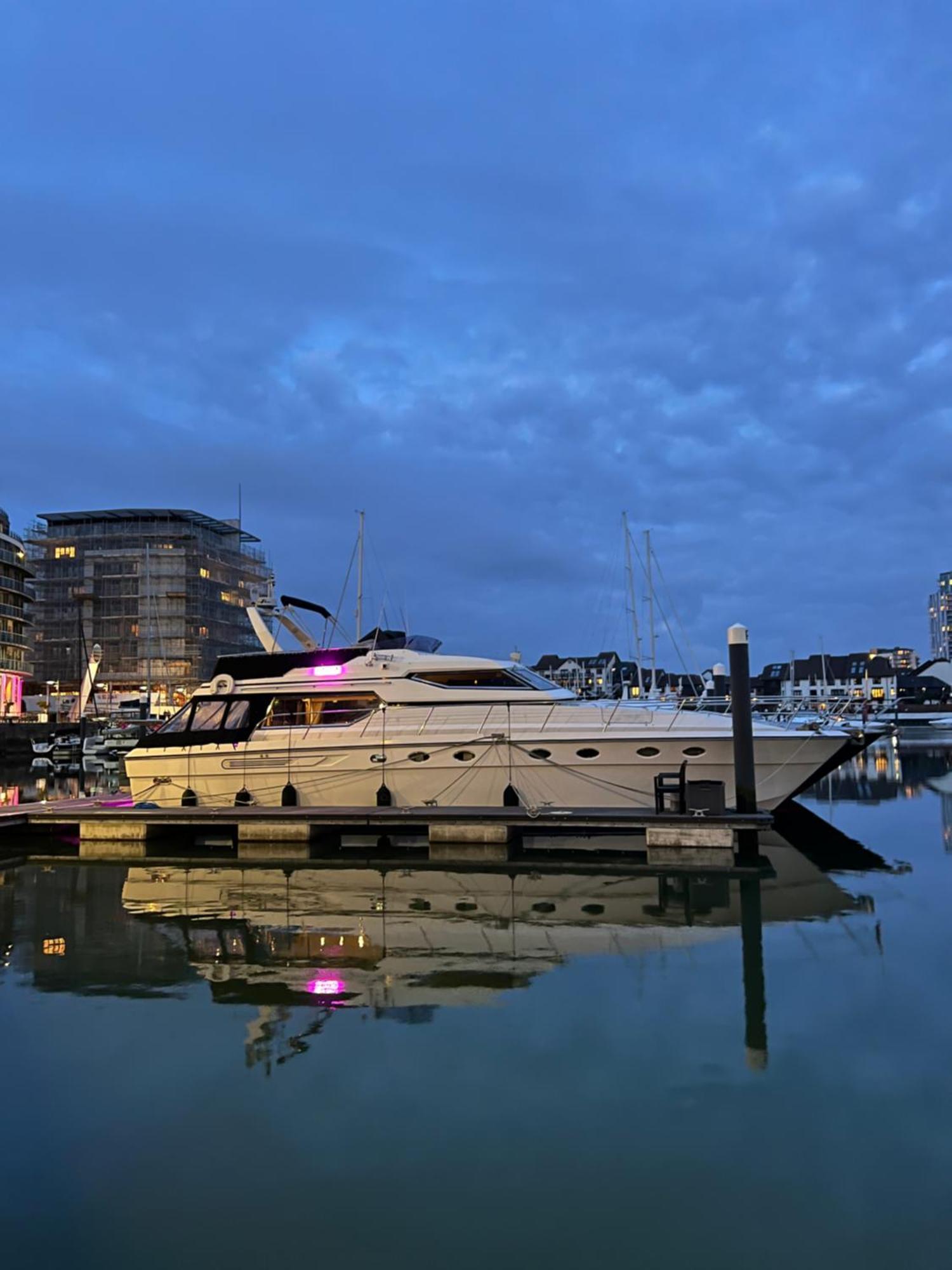 Botel Marina Superyacht: Luxury Harbor Southampton