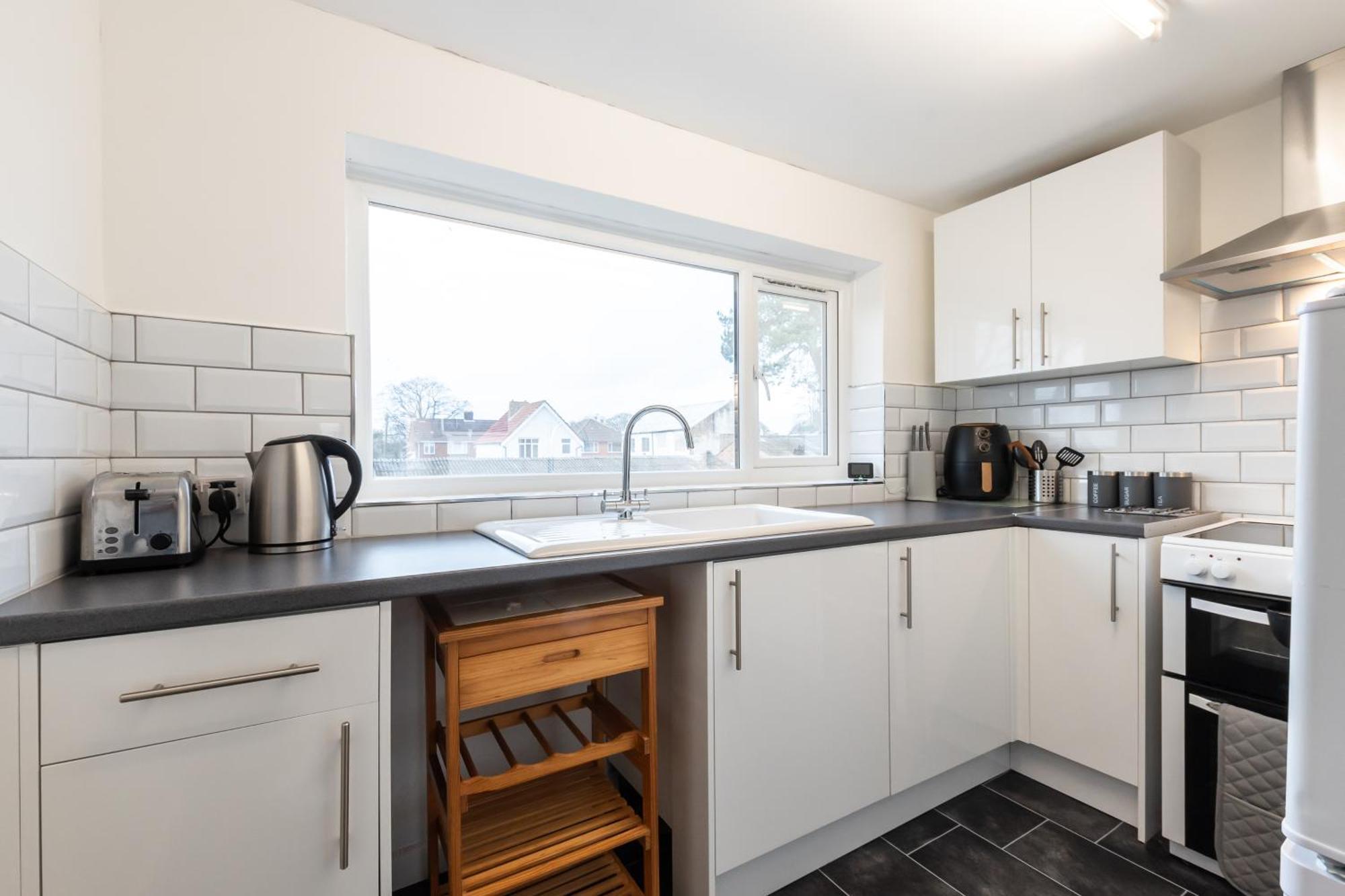 Modern Flat In Southampton, Sleeps 5, Free Off-road Parking, Close To Hospital, Cruise Terminal And Centre, Great For Contractors, Friends & Families *