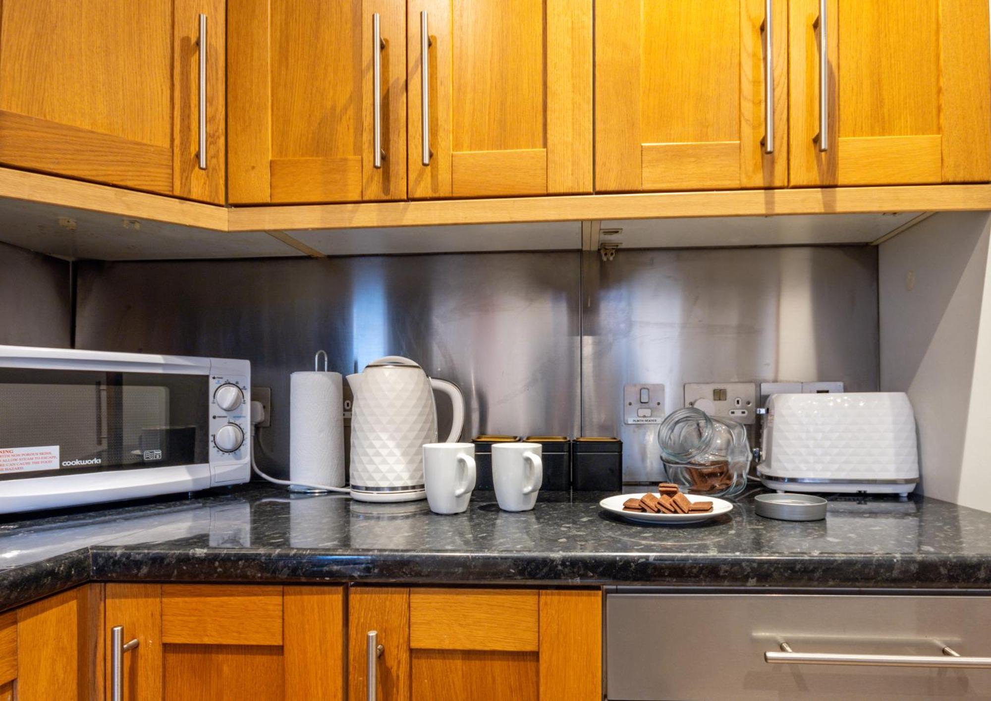 Spacious Flat In Centre With Garden *