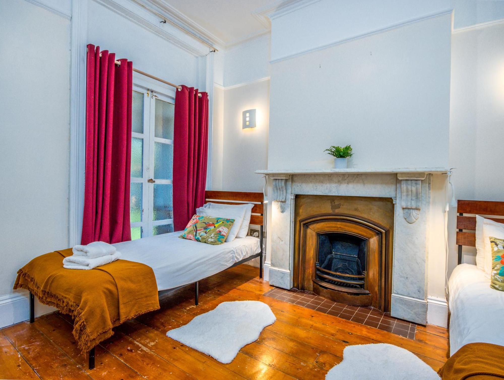 Spacious Flat In Centre With Garden *