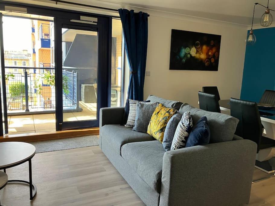 Modern 2bed Flat Near Ocean Village