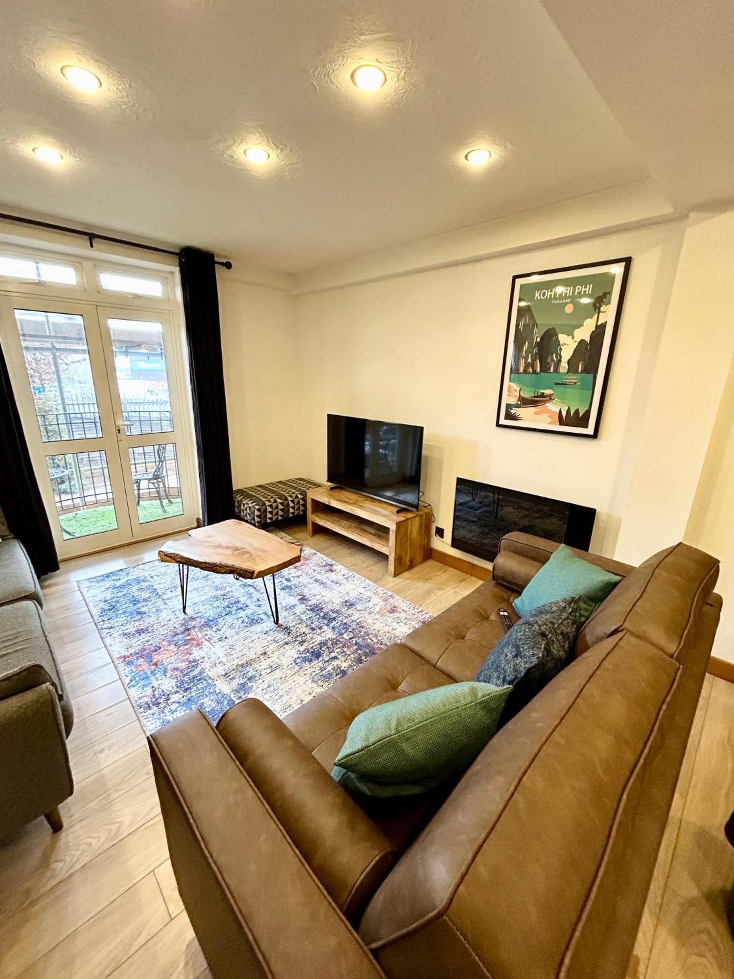 Spacious 3 Bedroom Close To Marina, 2 Parking Spaces, Kingsize Or Single Beds